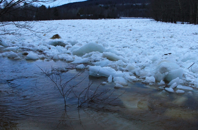 Risque d’inondations par embâcles de glaces et estimation des débits hivernaux