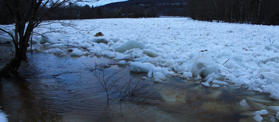 Risque d’inondations par embâcles de glaces et estimation des débits hivernaux